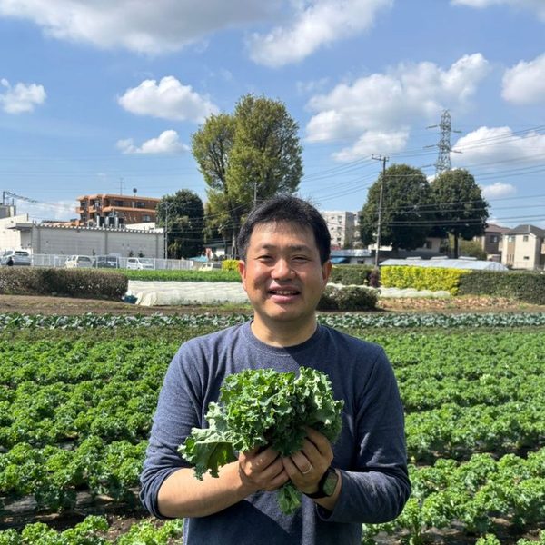ケールを持つ生産者